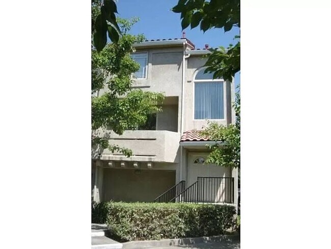 Building Photo - Gated Hayward Townhome with 2-Car Garage & Private Patio