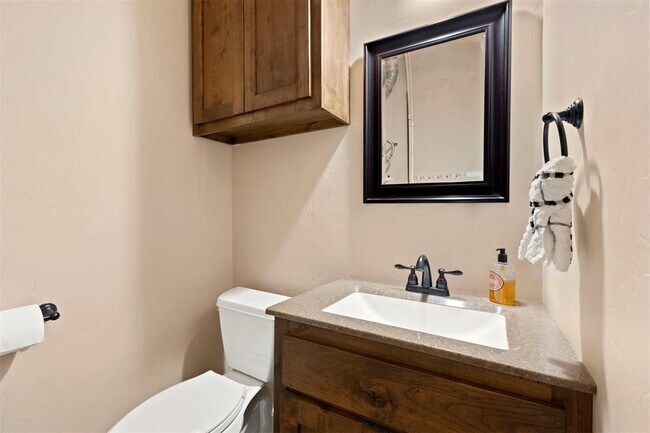 Building Photo - 421 Sweetbough St