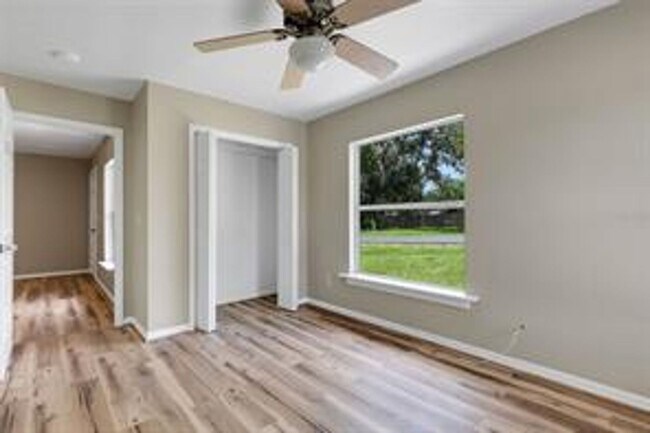 Building Photo - Beautiful 3/1 in the heart of Plant City
