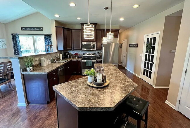 Building Photo - Furnished 5-Bedroom Single-Family Home in Orchard Park