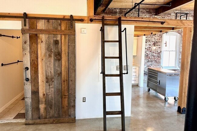 Building Photo - 172 Middle St