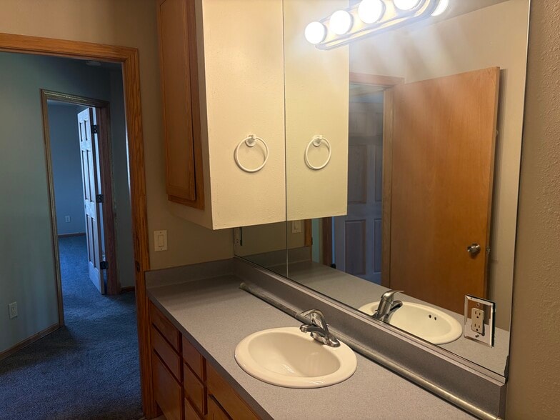 hall bath - 207 Llanos St