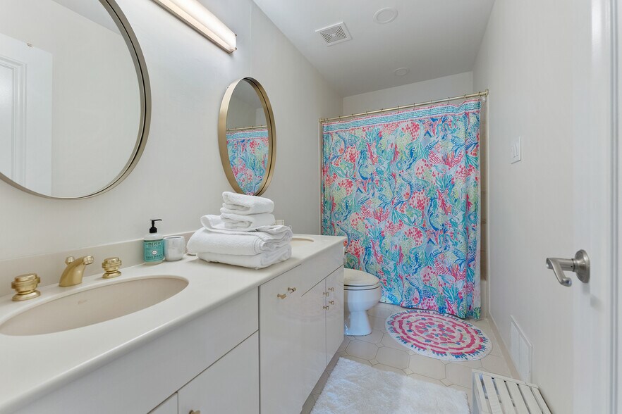 Building Photo - 7600 Bayshore Dr