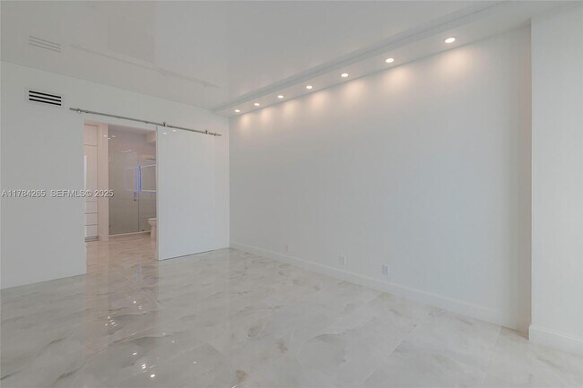 Building Photo - 100 Bayview Dr