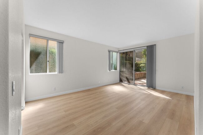 Building Photo - 4 Bed/2.5 Bath Vista Residence Beautifully Upgraded and Ready for Move In!