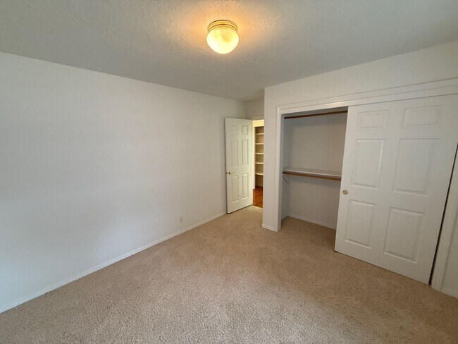 Building Photo - 191 McLaughlin Dr