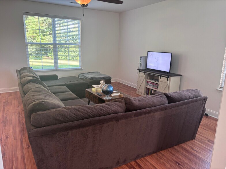 Building Photo - 520 Crossland Dr