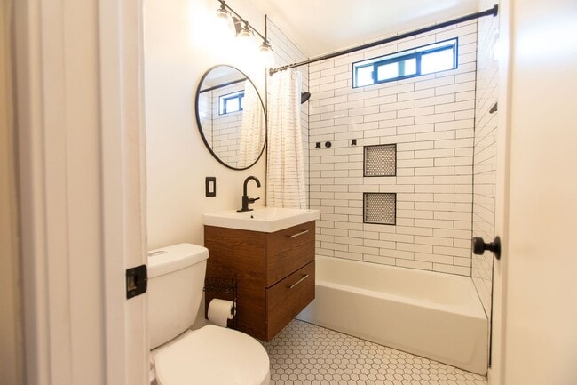 Building Photo - Lakewood Home, 2 Bedroom, 1 Bath with GREAT Backyard Space!