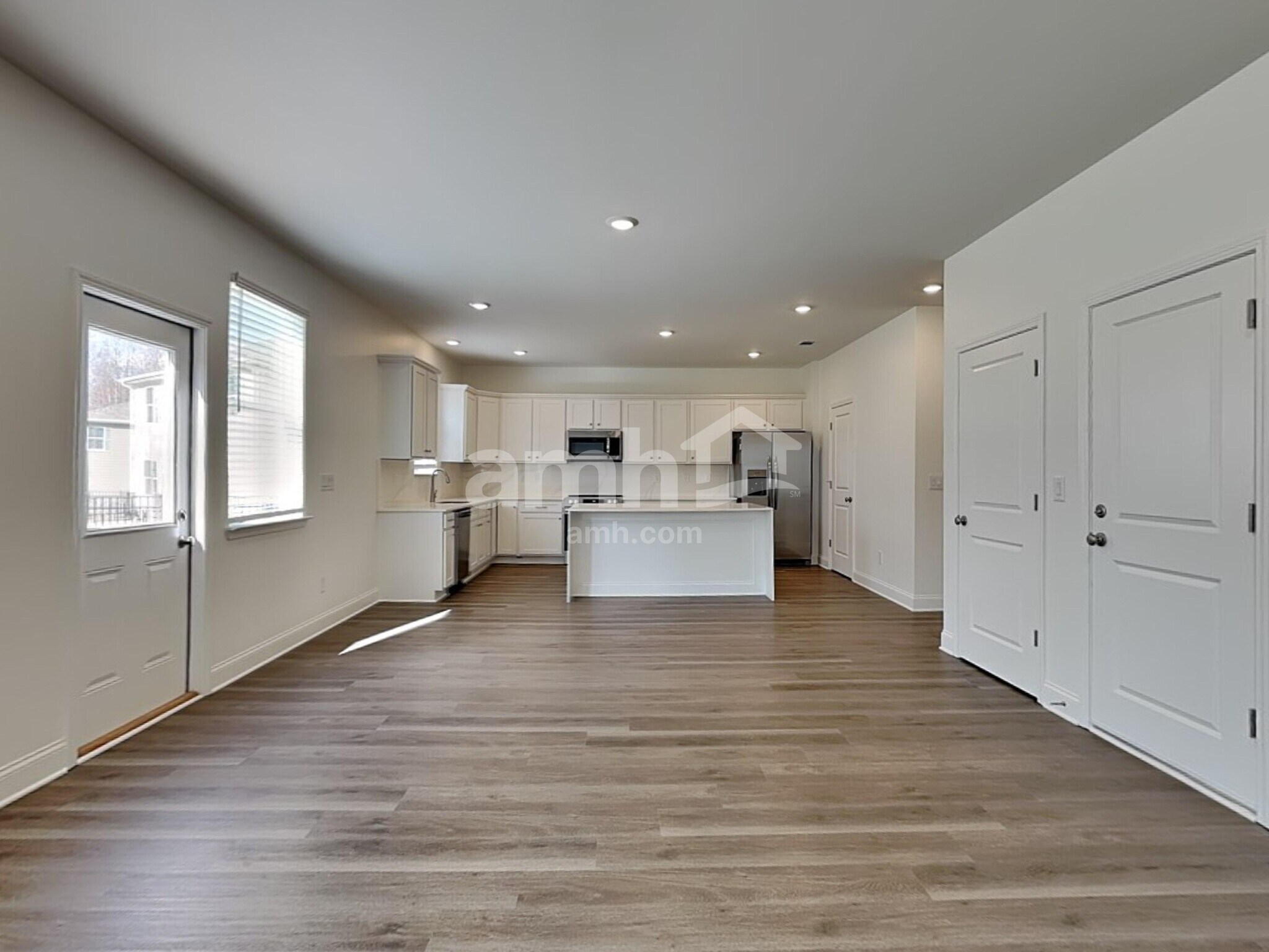 Building Photo - 472 Pointe Dr