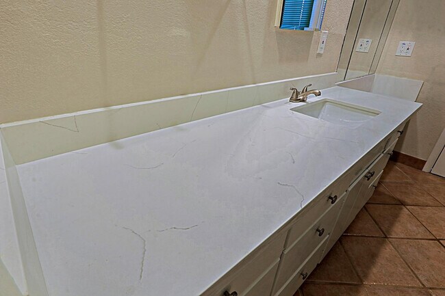 Building Photo - 6203 N 12th Pl