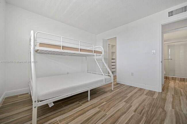 Building Photo - 9940 S Ocean Dr