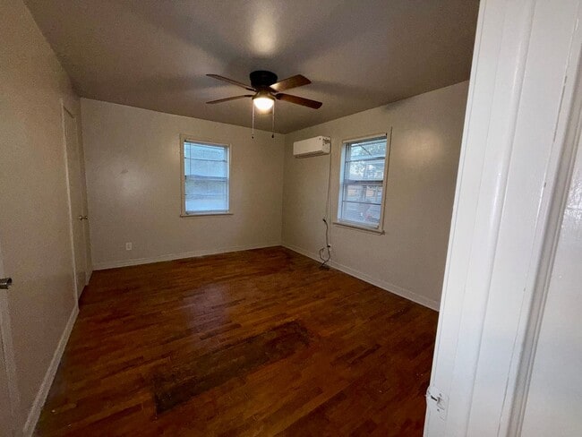 Building Photo - Freshly Painted 4 Bedroom Bungalow/ Vouche...