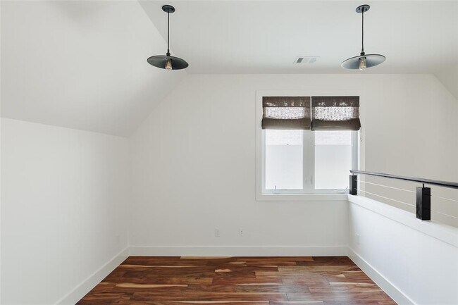 Building Photo - 708 Cardinal Ln
