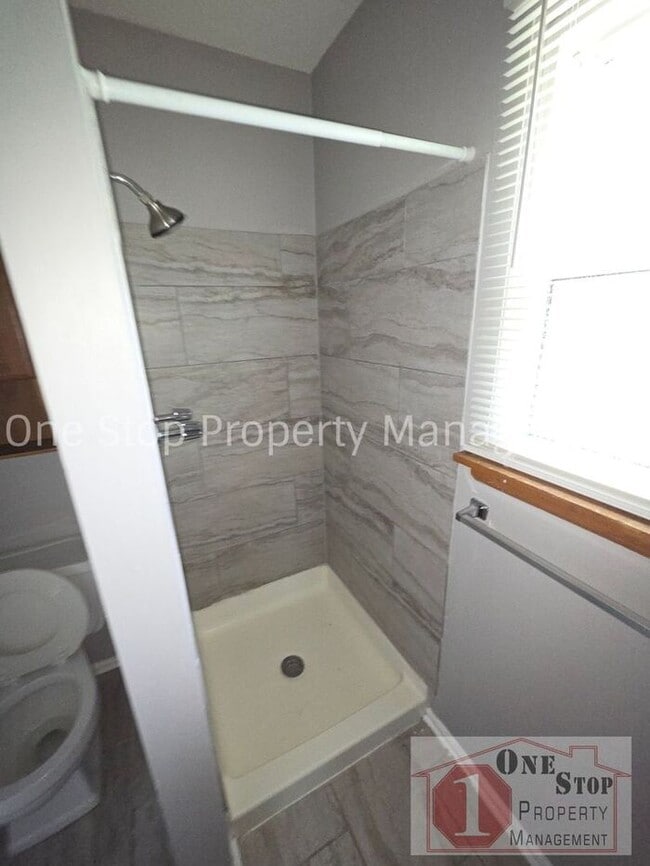 Building Photo - The Perfect 3 bedroom/2 bathroom home in Grandview, MO!