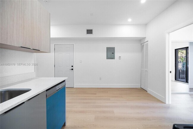 Building Photo - 629 SW 10th Ave