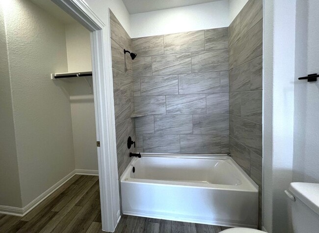 Building Photo - 106 Middle Crk Rd