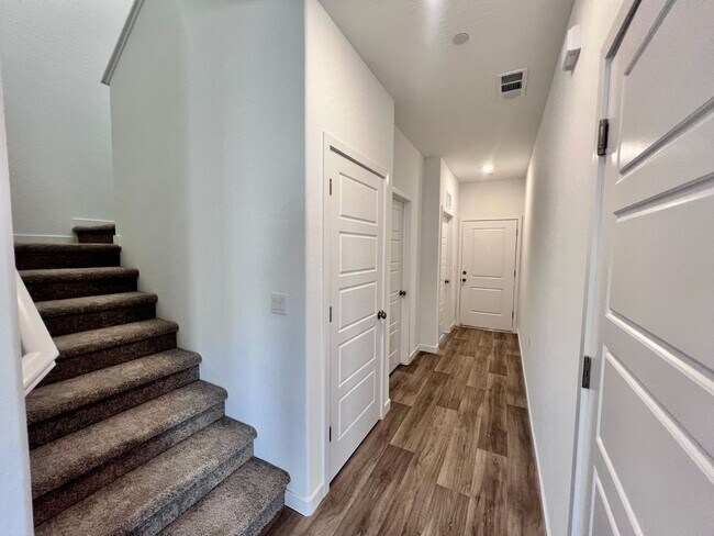 Building Photo - $2,950 Ashlan & Highland - Clovis 4 Bedroom/ Solar Panels/ Tesla Power Wall