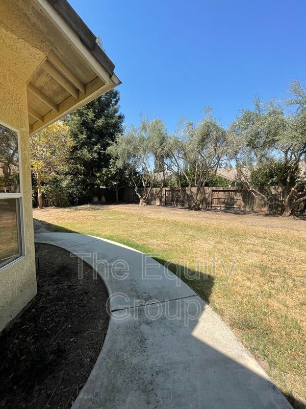 Building Photo - 608 W Evergreen Ct