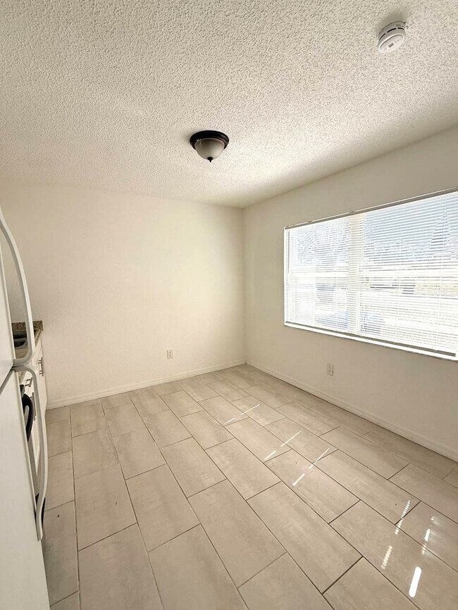 Building Photo - 2nd St