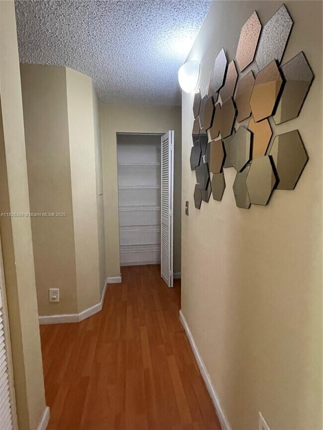 Building Photo - 9999 Summerbreeze Dr