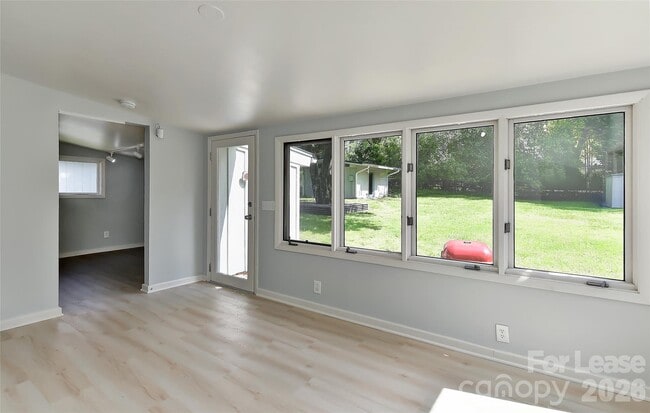 Building Photo - 3111 Spring Valley Rd