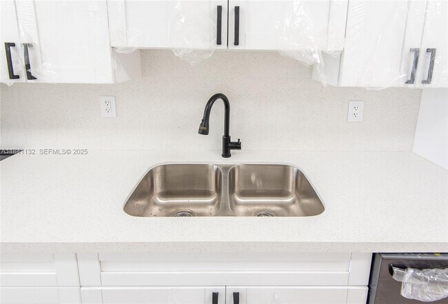 Building Photo - 1750 NE 191st St