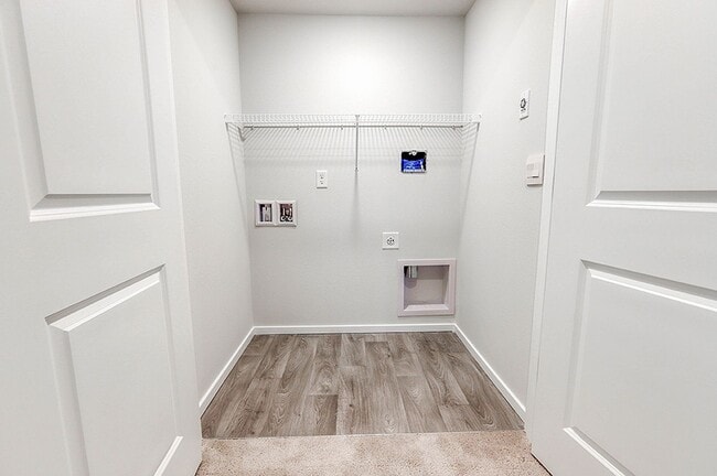 Building Photo - 3 Bedroom 2.5 Bathroom Home with Beautiful Finishes!!