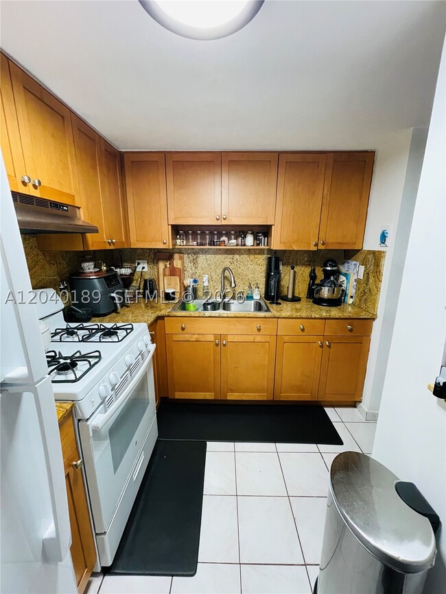 Building Photo - 2539 S Bayshore Dr