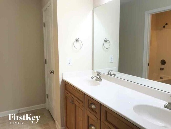 Building Photo - 1988 Sinclair Trce