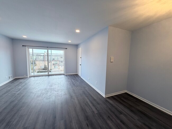 Building Photo - 9460 Bay Colony Dr