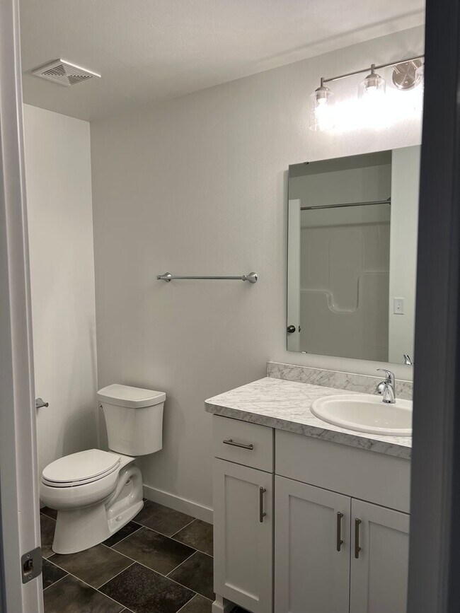 Building Photo - 3 Bed 2.5 Bath Single Family Home