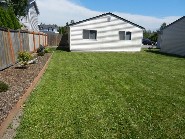 Building Photo - 2 Bedroom 1 Bathroom Duplex in Bellingham