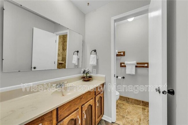 Building Photo - 305 NW Shamrock Ave