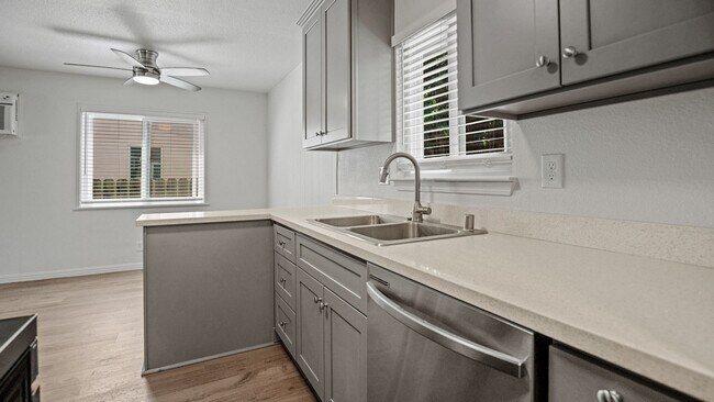 Building Photo - Charming 2 bedroom 1 bath!