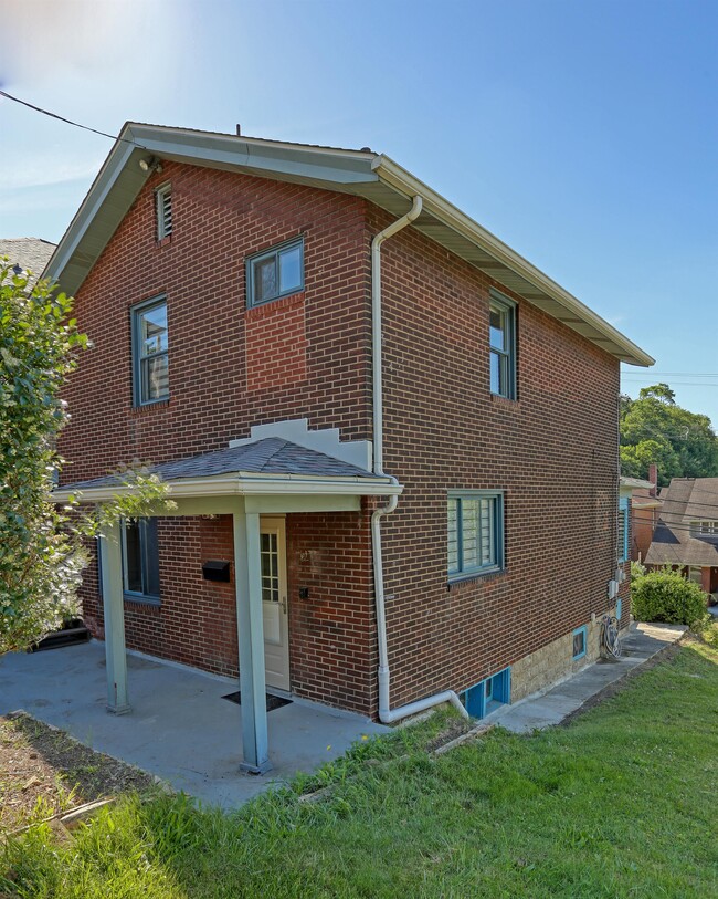 Building Photo - 211 Lenox Ave