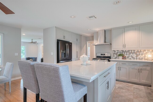 Building Photo - 5123 Saxon Dr