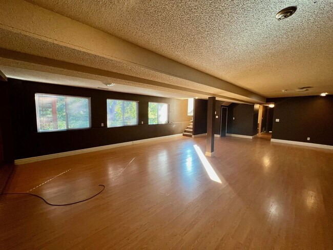 Building Photo - Beautiful 5 Bedroom Ranch Style Home in No...