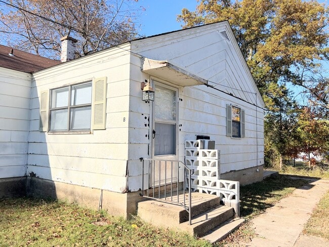 Building Photo - Newly Renovated Apartment