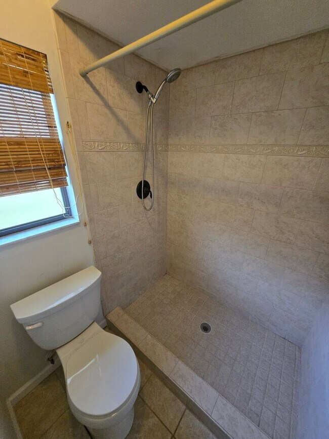 Building Photo - Springtree - Beautiful, spacious home