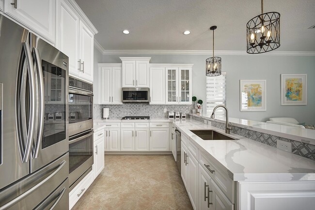 Building Photo - 8980 Lakeview Pl