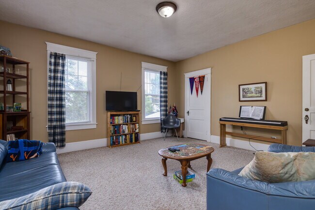 Building Photo - One bedroom downtown living with utilities included!