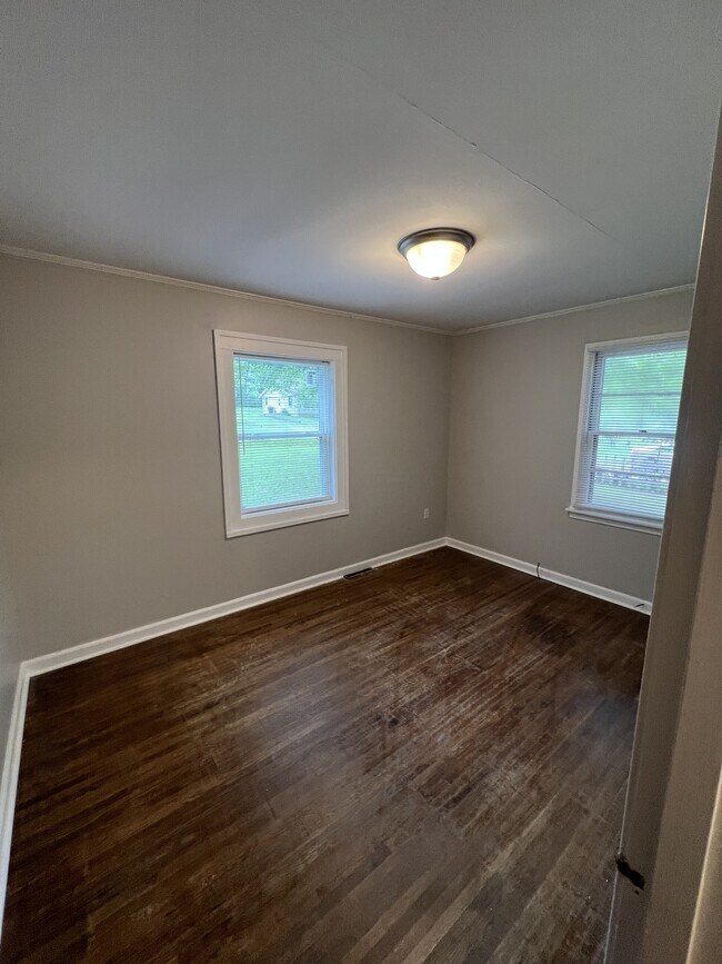 Building Photo - 206 Greenview Dr