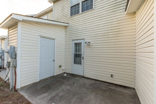 Building Photo - 104 Streamwood Dr