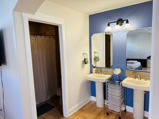 Building Photo - 412 Grove St SE