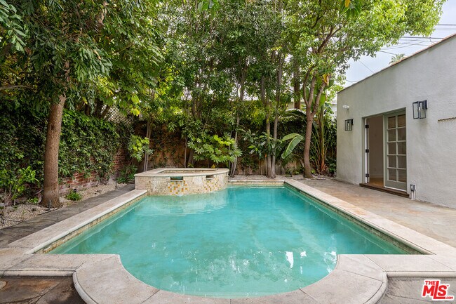 Building Photo - 521 Westbourne Dr
