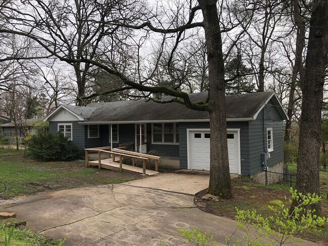 Primary Photo - 3 bedroom, 2 Bath House Near University of...