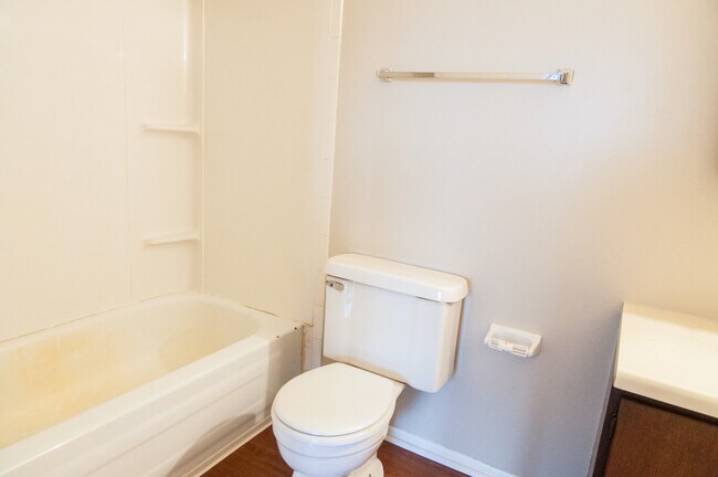 Building Photo - Countryside Villas 9-12