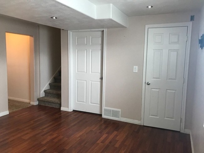 Building Photo - Large 4 Bed Townhome