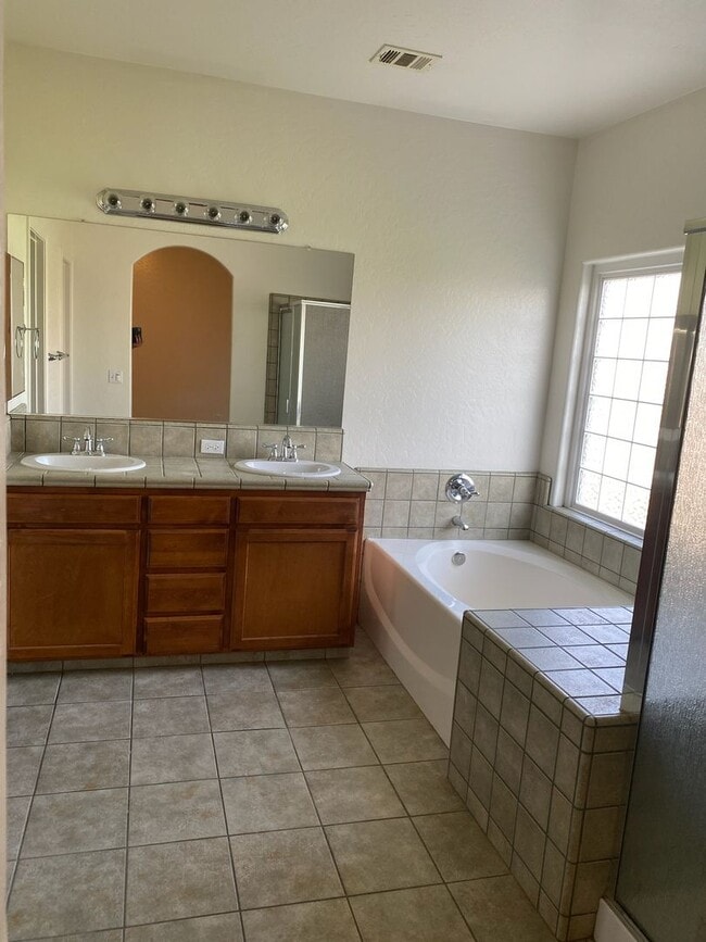 Building Photo - 2022 Muscat Ave