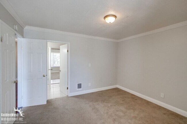 Building Photo - Stylish 2Bdm 1Ba Condo in Gated Clairemont Mesa Community!